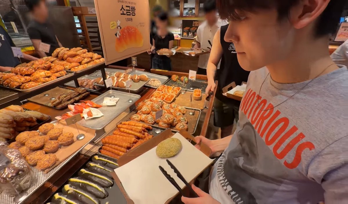 chaomeinz's tweet photo. seonghyeon breadtalk haul https://t.co/wh1qXk6QZq
