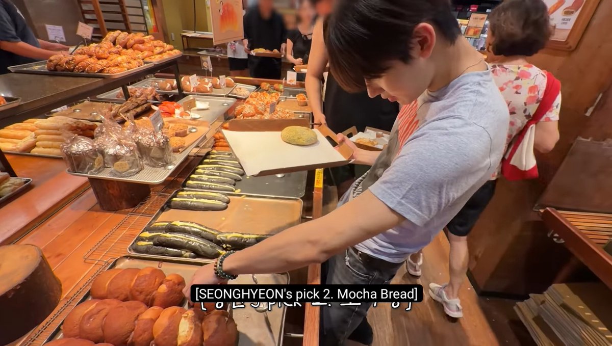 chaomeinz's tweet photo. seonghyeon breadtalk haul https://t.co/wh1qXk6QZq