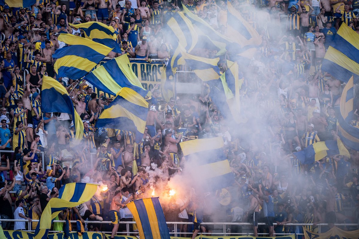RosarioCentral's tweet photo. TAN LEJOS COMO SE PUEDA LLEGAR 🔥💛💙 https://t.co/OuROonpyGS