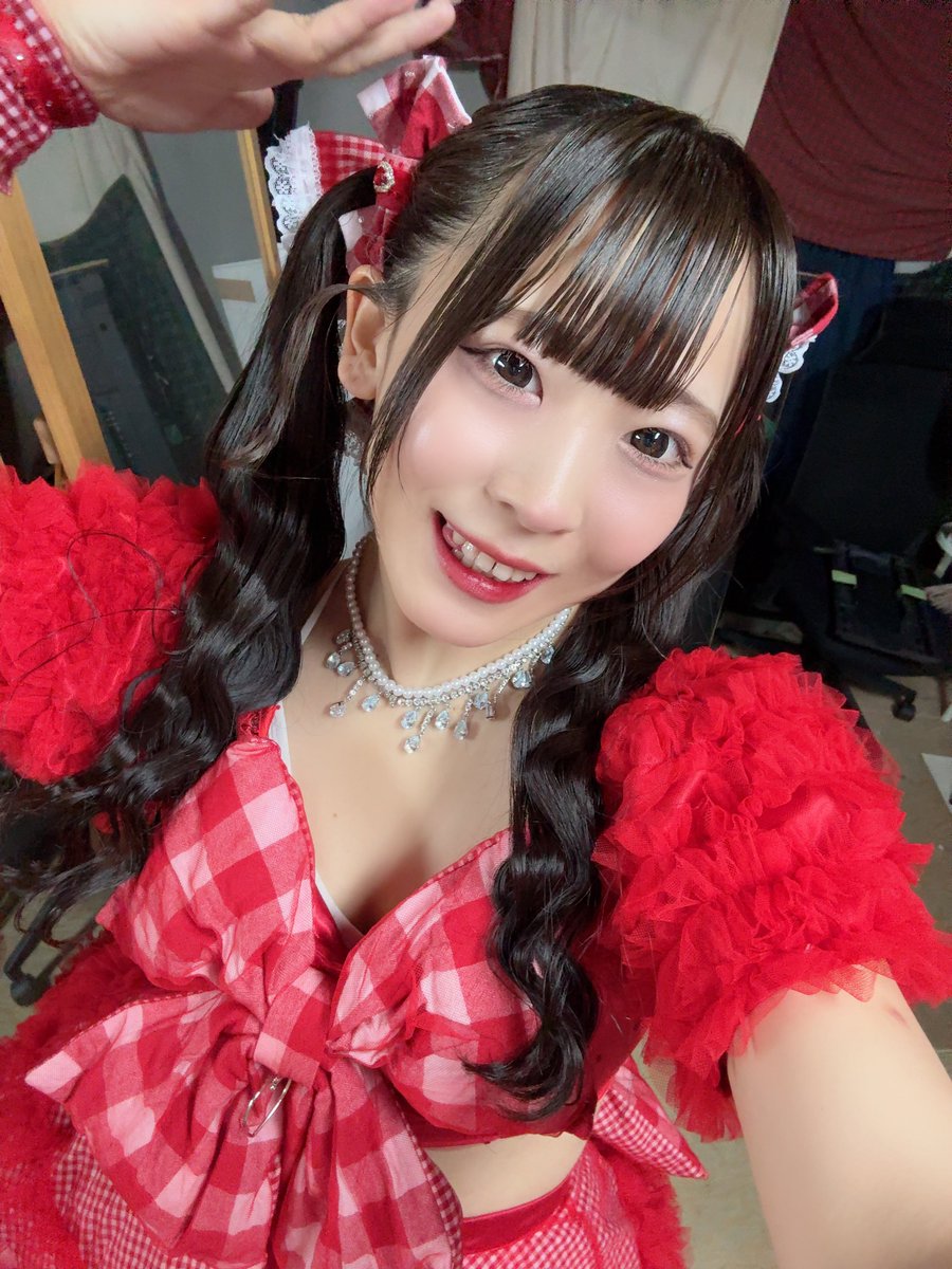 miiiyon_'s tweet photo. 【🌷感謝🌷】

2026.9.28
＼LIVE EXPROSION#100／
@nipponbashiUPs 
ありがとうございました!!🙇🏻‍♀️💗

自分で作った髪飾り付けてみたよ~
王道まきまきツインテールしたの!!
かわいいかなぁ？🍎💭ྀི

100回っていう記念すべき日だから
赤色着てみたよ~~~
大阪のみんな優しくてだいすき👶🏻🎀

また来る���ら待っててね.ᐟ.ᐟ.ᐟ
みんな逢いに来てくれて本当にありがとう⋆⸜🌷⸝‍⋆

(※)4枚目は白雪ちゃんと❄️⋆.˚