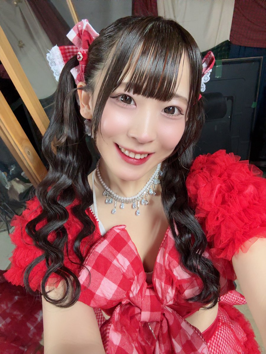 miiiyon_'s tweet photo. 【🌷感謝🌷】

2026.9.28
＼LIVE EXPROSION#100／
@nipponbashiUPs 
ありがとうございました!!🙇🏻‍♀️💗

自分で作った髪飾り付けてみたよ~
王道まきまきツインテールしたの!!
かわいいかなぁ？🍎💭ྀི

100回っていう記念すべき日だから
赤色着てみたよ~~~
大阪のみんな優しくてだいすき👶🏻🎀

また来る���ら待っててね.ᐟ.ᐟ.ᐟ
みんな逢いに来てくれて本当にありがとう⋆⸜🌷⸝‍⋆

(※)4枚目は白雪ちゃんと❄️⋆.˚