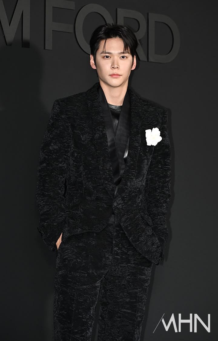 ALLINEUNSEOK's tweet photo. Looking forward for #TOMFORD #TFSS27 ✨🧡 https://t.co/6FdzwiTQnL