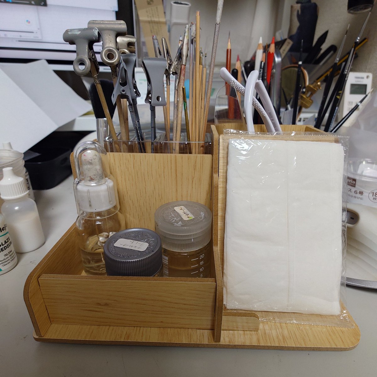 haku0891's tweet photo. #キャンドゥ の小物スタンド購入。

ゴムリングで強度上げてるのが嬉しく、作りはしっかりしてそう。

スマホも置ける。ティッシュも置ける。筆塗りを補助する道具入れにしてみます。

#100均 https://t.co/Swrw6IurEH