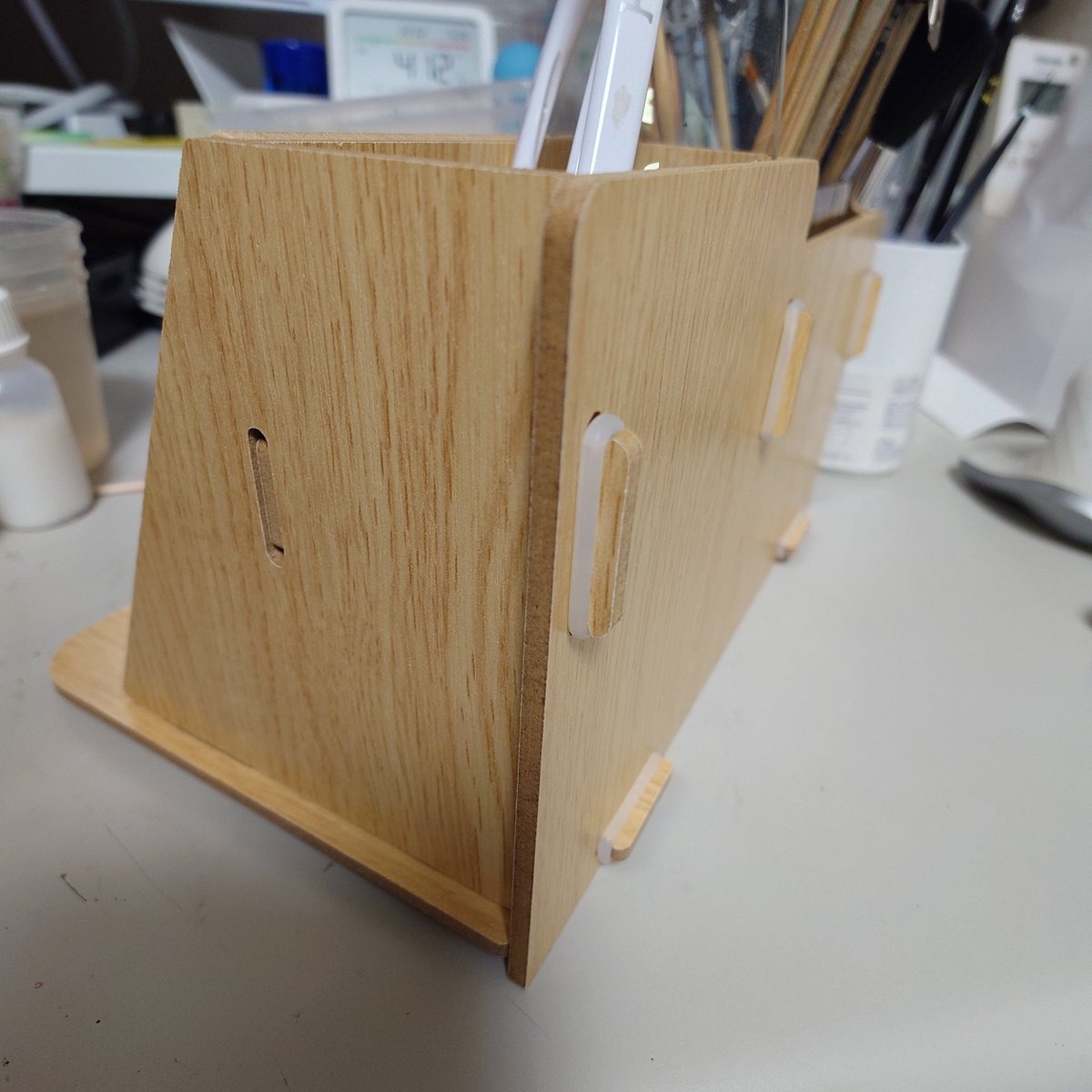 haku0891's tweet photo. #キャンドゥ の小物スタンド購入。

ゴムリングで強度上げてるのが嬉しく、作りはしっかりしてそう。

スマホも置ける。ティッシュも置ける。筆塗りを補助する道具入れにしてみます。

#100均 https://t.co/Swrw6IurEH