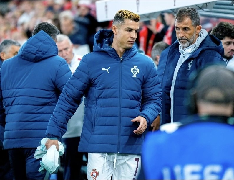 LeandroMarra10's tweet photo. Critiquer un joueur de 41 ans parce que sa séléction joue soit disant "mieux" sans lui alors que c'est complètement faux c'est chaud😂 Avec ou sans Ronaldo le Portugal est très moyen et sur ce match ils ont été très chanceux du aux grosses erreurs de la Norvège. Arrêtez avec Cr7. https://t.co/pj9HN97Wcm
