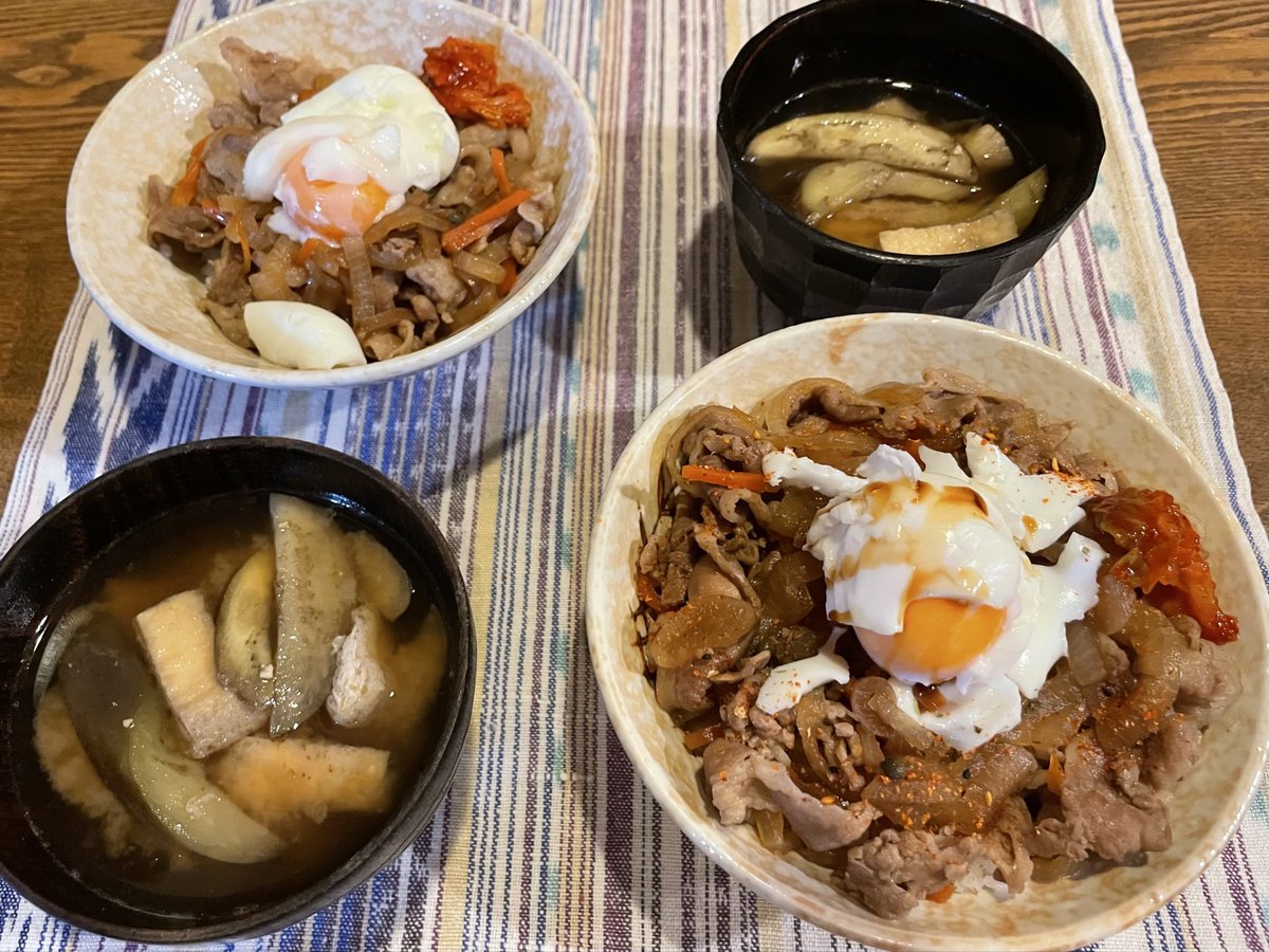 mr_spice's tweet photo. 平牧豚切り落としで豚丼に固まりすぎた温玉乗せて茄子と油揚げの味噌汁 https://t.co/Yb3T3kPb5M