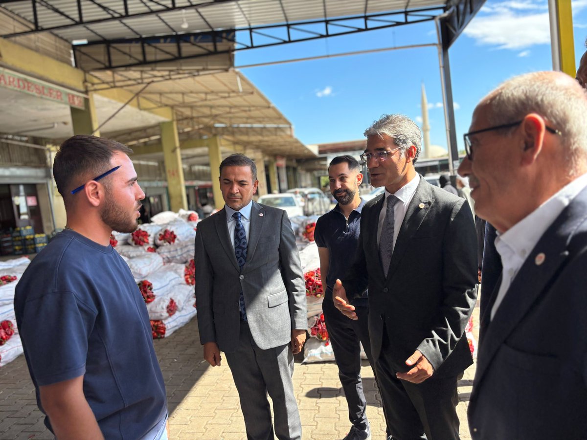 urfayeniparti's tweet photo. Bugün İl Başkanımız Ecz. Bozan Sürücü, Karaköprü İlçe Başkanımız Av. Ethem Kaya, Gençlik Kolları Başkanımız Arif Can Konu, il ve ilçe yönetim kurulu üyelerimiz ile gençlik kollarımızın katılımıyla hal pazarında esnafımızla bir araya geldik.
Esnafımızın taleplerini ve karşılaştıkları sorunları doğrudan dinleyerek not aldık. Üreten, çalışan ve alın teriyle geçinen esnafımızın sesi olmaya devam edeceğiz.
Esnafımızın güçlenmesi, halkımızın refahı ve Şanlıurfa’mızın kalkınması için çalışmayı sürdüreceğiz.

@yenipartiyiz @eczozgurozel @EnsarAytekin10 @MTanal @av_ethemkaya @yepyenigenclik