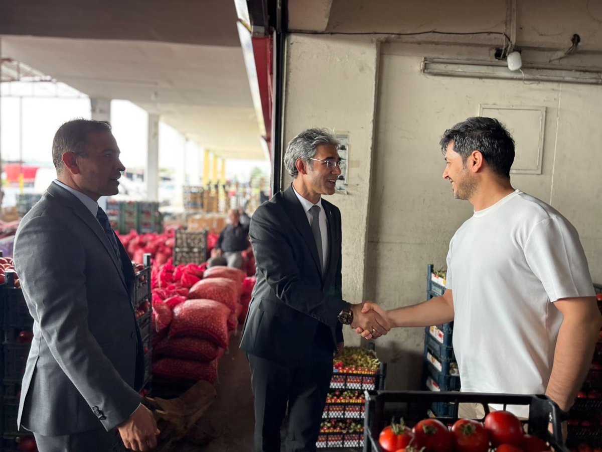 urfayeniparti's tweet photo. Bugün İl Başkanımız Ecz. Bozan Sürücü, Karaköprü İlçe Başkanımız Av. Ethem Kaya, Gençlik Kolları Başkanımız Arif Can Konu, il ve ilçe yönetim kurulu üyelerimiz ile gençlik kollarımızın katılımıyla hal pazarında esnafımızla bir araya geldik.
Esnafımızın taleplerini ve karşılaştıkları sorunları doğrudan dinleyerek not aldık. Üreten, çalışan ve alın teriyle geçinen esnafımızın sesi olmaya devam edeceğiz.
Esnafımızın güçlenmesi, halkımızın refahı ve Şanlıurfa’mızın kalkınması için çalışmayı sürdüreceğiz.

@yenipartiyiz @eczozgurozel @EnsarAytekin10 @MTanal @av_ethemkaya @yepyenigenclik