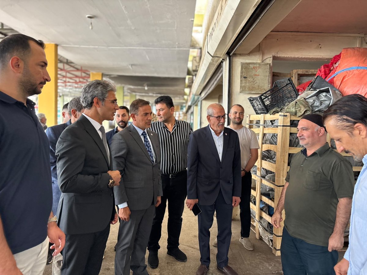urfayeniparti's tweet photo. Bugün İl Başkanımız Ecz. Bozan Sürücü, Karaköprü İlçe Başkanımız Av. Ethem Kaya, Gençlik Kolları Başkanımız Arif Can Konu, il ve ilçe yönetim kurulu üyelerimiz ile gençlik kollarımızın katılımıyla hal pazarında esnafımızla bir araya geldik.
Esnafımızın taleplerini ve karşılaştıkları sorunları doğrudan dinleyerek not aldık. Üreten, çalışan ve alın teriyle geçinen esnafımızın sesi olmaya devam edeceğiz.
Esnafımızın güçlenmesi, halkımızın refahı ve Şanlıurfa’mızın kalkınması için çalışmayı sürdüreceğiz.

@yenipartiyiz @eczozgurozel @EnsarAytekin10 @MTanal @av_ethemkaya @yepyenigenclik