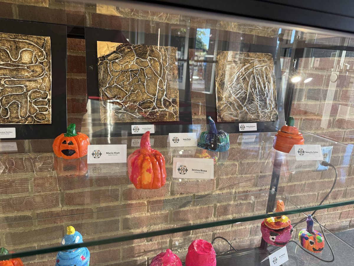 IHSD_Arts's tweet photo. There is nothing like walking into @indianhillhs and seeing all of the stunning artwork on display! Every level of art class takes center stage and the imagination of our student artists is unparalleled! #IHPromise @KimR_ART @GirdlerLauren @adamwolter https://t.co/WABDDIASpu