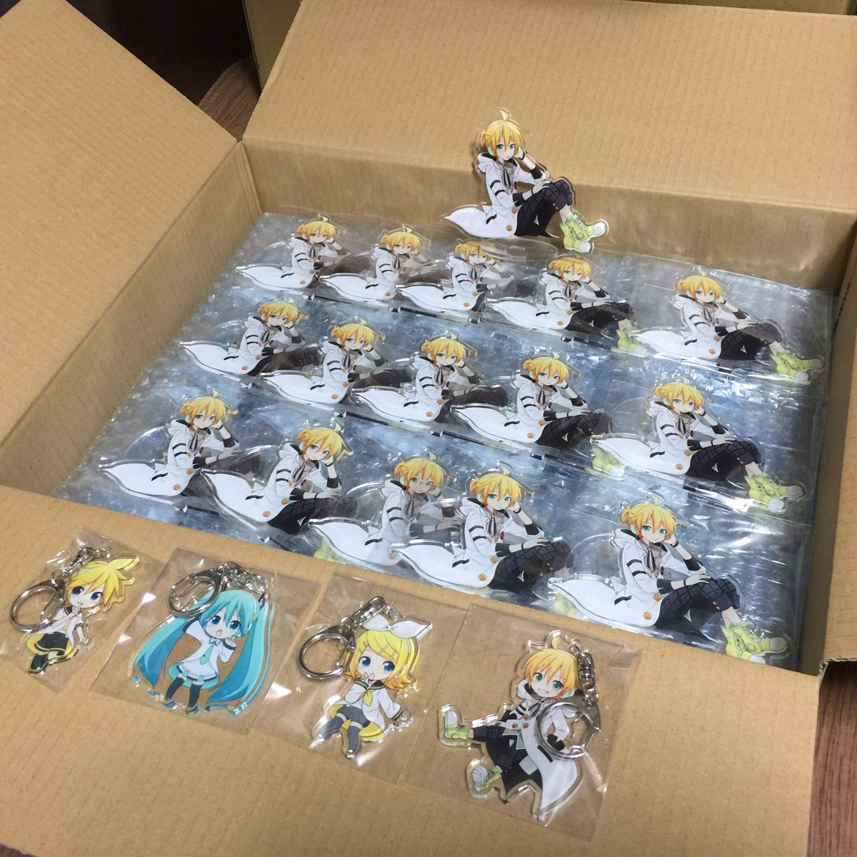 sudati822_sub's tweet photo. ホワイトエッジのグッズを作った時の写真見つけた、懐かしいなぁもう7年前〜くらいだよ https://t.co/2UVstyKkMn