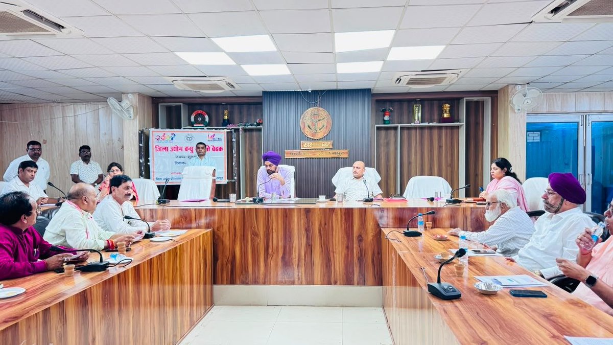 CdoSultanpur's tweet photo. जिलाधिकारी महोदय की अध्यक्षता में नवीन सभागार, कलेक्ट्रेट में जिला उद्योग बन्धु एवं जिला व्यापार बन्धु की बैठक आयोजित की गयी, जिसमें सम्बन्धित अधिकारियों को आवश्यक निर्देश दिये गये। https://t.co/LUrL6ZUMDb