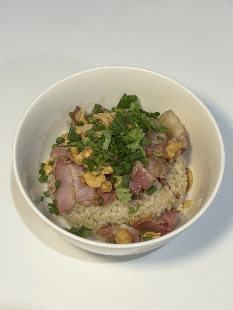 looookmai's tweet photo. ปกติไม่ค่อยได้ลง แต่ไหนๆก็ขอแปะผลงาน home cooking สักหน่อย นี่ทำอาหารกินกันเองบ่อยพอๆกับสั่ง delivery เลย

เมนูตามนี้นะคะ
ข้าวผัดเบคอน
ต้มยำปีกไก่เห็ดฟาง
กุ้งแช่น้ำปลา (น้ำจิ้มก็ทำเอง)
สุดท้ายคลิปสั้นทำปลาเผาจากหม้อทอด https://t.co/REOCO50oCO