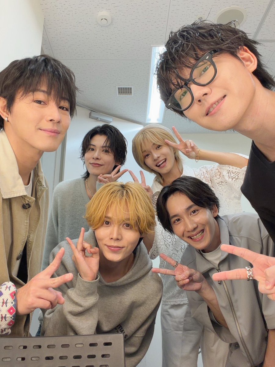 younanox0125's tweet photo. 『あんさんぶるスターズ！THE STAGE』
-Blessing Moment-
Blu-ray発売記念イベント

Ra*bits、Valkyrieにとって
そして、友也くんにとっても
大事な分岐点のお話を描けたこと

「かけがえのない瞬間」を、
振り返ることができました。

この軌跡をBlu-rayで
何度でも見返していただけたら幸せです。

御来場くださった皆様、
お足元が悪い中お越しくださり
ありがとうございました！☔️