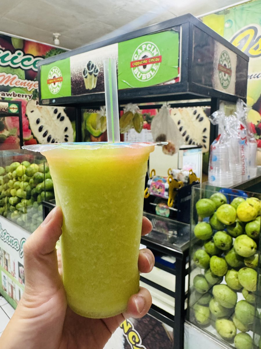 Kyohei_Tortoise's tweet photo. ただひたすらに、フルーツシェイクを飲む毎日。
マンゴージュース90円、メロンジュース60円。
インドネシアでも、ボロブドゥールのジュースが一番安かった。 https://t.co/9xskYf2j5b