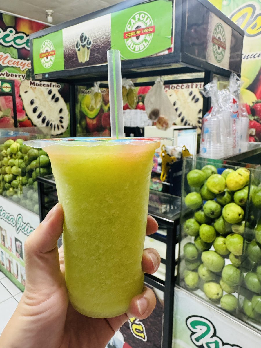Kyohei_Tortoise's tweet photo. ただひたすらに、フルーツシェイクを飲む毎日。
マンゴージュース90円、メロンジュース60円。
インドネシアでも、ボロブドゥールのジュースが一番安かった。 https://t.co/9xskYf2j5b