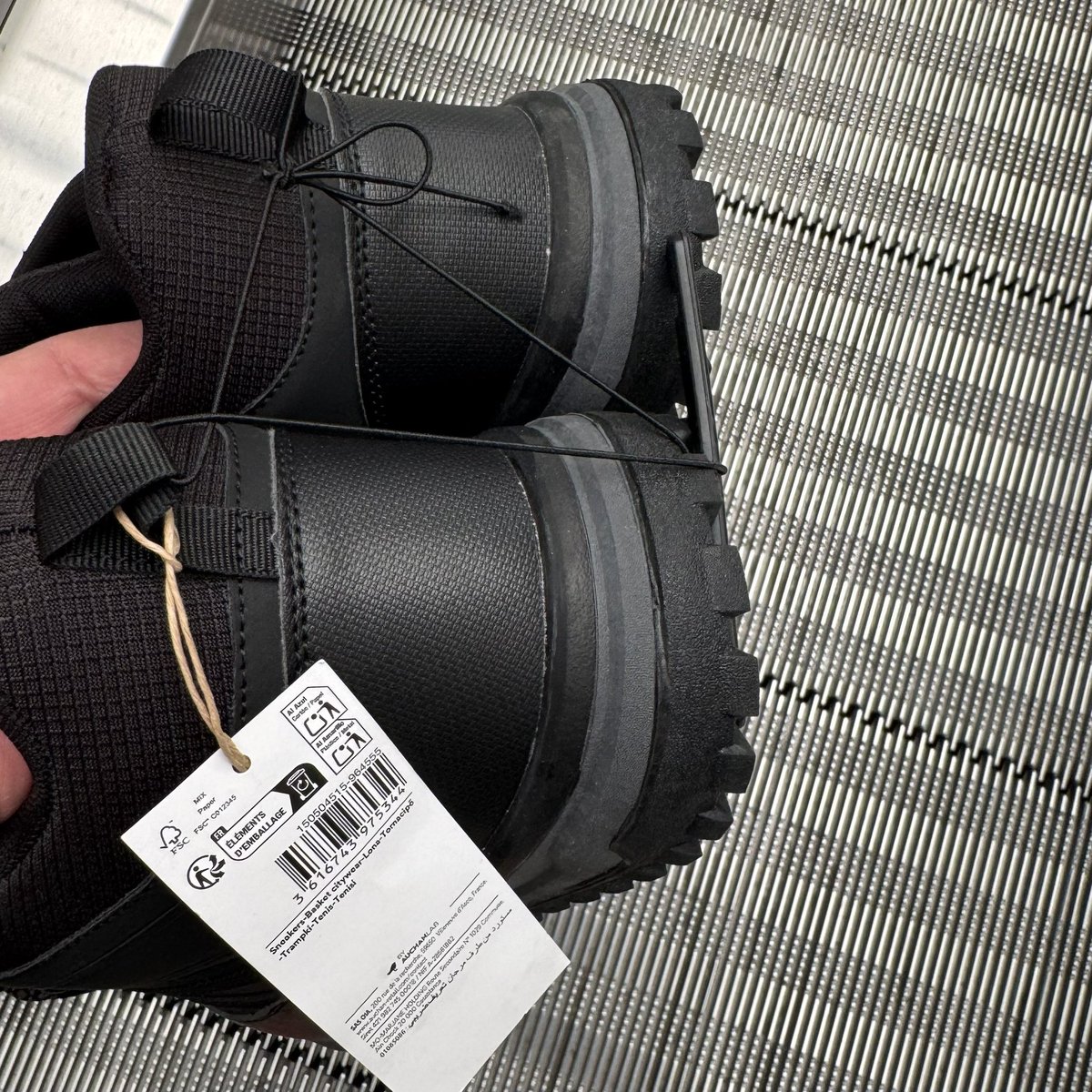 AlbertoSxenick's tweet photo. Si alguien compró unas botas en Alcampo Avenida de Madrid hoy de mañana y se las olvidó en el carro. Están en información. Allí las he dejado. 
X haz tu magia 🧙‍♂️ https://t.co/UMG25kO6Xy
