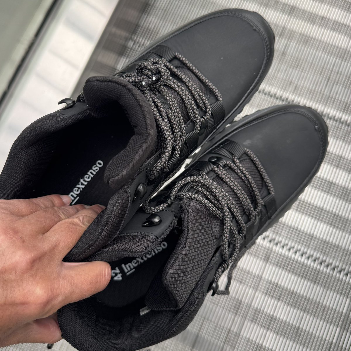AlbertoSxenick's tweet photo. Si alguien compró unas botas en Alcampo Avenida de Madrid hoy de mañana y se las olvidó en el carro. Están en información. Allí las he dejado. 
X haz tu magia 🧙‍♂️ https://t.co/UMG25kO6Xy