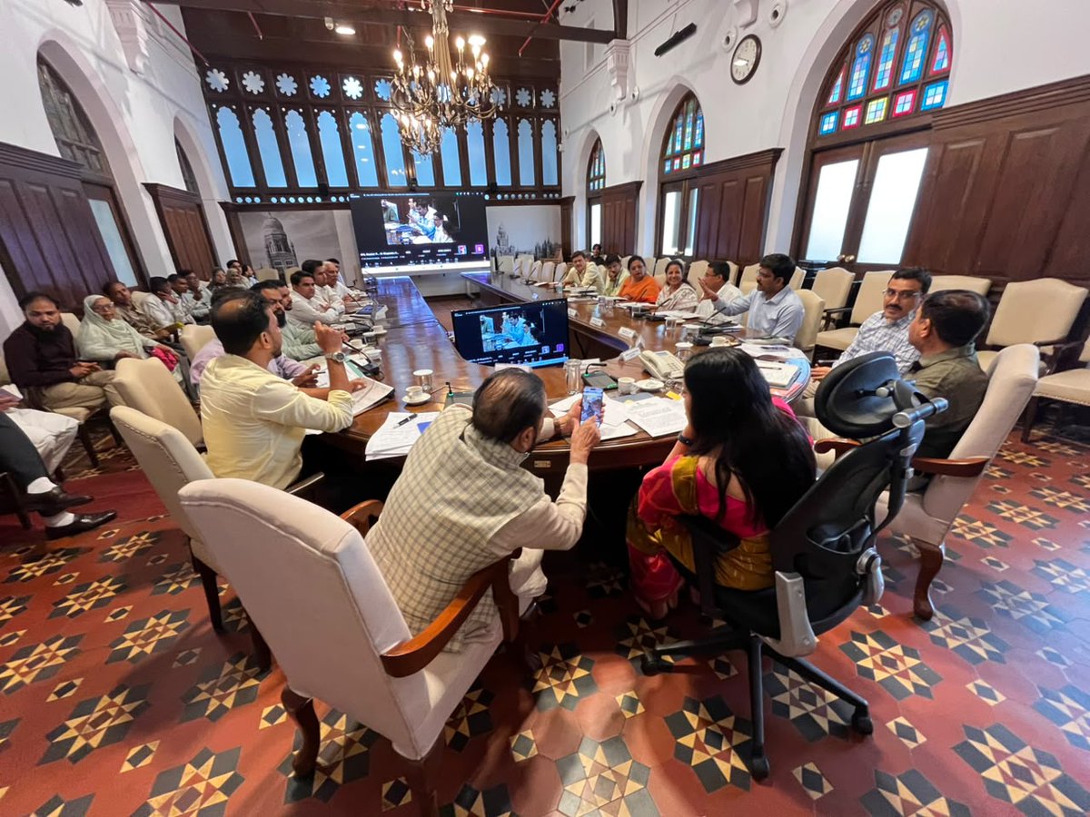 abuasimazmi's tweet photo. मेरी विधानसभा मानखुर्द-शिवाजी नगर, गोवंडी के M-East वार्ड में BMC के लंबित कार्यों को लेकर आज म्युनिसिपल कमिश्नर श्रीमती अश्विनी भिड़े जी और संबंधित विभागों के अधिकारियों के साथ बैठक की।

बैठक में दत्तक बस्ती की अनियमितताओं, सफाई कर्मचारियों की गैरहाजिरी और भ्रष्टाचार के मुद्दे को प्रमुखता से उठाते हुए जिम्मेदार लोगों पर कार्रवाई की मांग की।

इसके साथ ही डीसिल्टिंग के बावजूद ओवरफ्लो हो रहे नालों की समस्या, लंबित विकास कार्यों के लिए NOC जारी कर उन्हें जल्द शुरू करवाने और लंबित जन्म प्रमाणपत्रों के मामलों को अधिकारियों की नियुक्ति कर जल्द हल करने की मांग रखी।

श्रीमती अश्विनी भिड़े जी ने सकारात्मक आश्वासन देते हुए संबंधित अधिकारियों को उचित कार्रवाई के निर्देश दिए।

मानखुर्द-शिवाजी नगर और गोवंडी के विकास और जनता की समस्याओं के समाधान के लिए लगातार प्रयास जारी हैं।

#MankhurdShivajiNagar #Govandi #SamajwadiParty #AbuAsimAzmi #Development