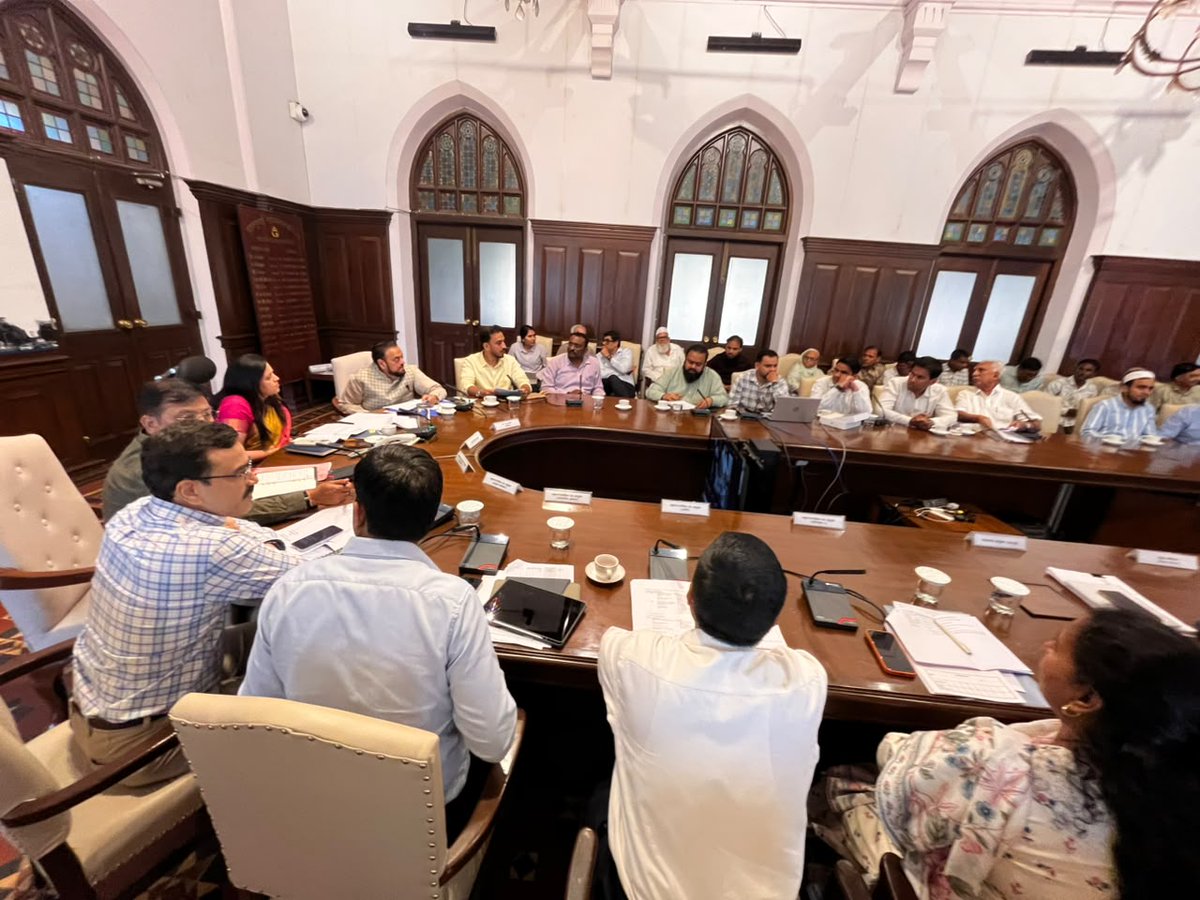 abuasimazmi's tweet photo. मेरी विधानसभा मानखुर्द-शिवाजी नगर, गोवंडी के M-East वार्ड में BMC के लंबित कार्यों को लेकर आज म्युनिसिपल कमिश्नर श्रीमती अश्विनी भिड़े जी और संबंधित विभागों के अधिकारियों के साथ बैठक की।

बैठक में दत्तक बस्ती की अनियमितताओं, सफाई कर्मचारियों की गैरहाजिरी और भ्रष्टाचार के मुद्दे को प्रमुखता से उठाते हुए जिम्मेदार लोगों पर कार्रवाई की मांग की।

इसके साथ ही डीसिल्टिंग के बावजूद ओवरफ्लो हो रहे नालों की समस्या, लंबित विकास कार्यों के लिए NOC जारी कर उन्हें जल्द शुरू करवाने और लंबित जन्म प्रमाणपत्रों के मामलों को अधिकारियों की नियुक्ति कर जल्द हल करने की मांग रखी।

श्रीमती अश्विनी भिड़े जी ने सकारात्मक आश्वासन देते हुए संबंधित अधिकारियों को उचित कार्रवाई के निर्देश दिए।

मानखुर्द-शिवाजी नगर और गोवंडी के विकास और जनता की समस्याओं के समाधान के लिए लगातार प्रयास जारी हैं।

#MankhurdShivajiNagar #Govandi #SamajwadiParty #AbuAsimAzmi #Development