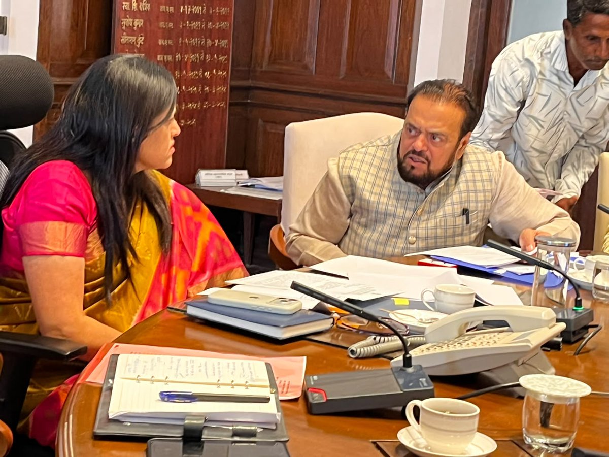 abuasimazmi's tweet photo. मेरी विधानसभा मानखुर्द-शिवाजी नगर, गोवंडी के M-East वार्ड में BMC के लंबित कार्यों को लेकर आज म्युनिसिपल कमिश्नर श्रीमती अश्विनी भिड़े जी और संबंधित विभागों के अधिकारियों के साथ बैठक की।

बैठक में दत्तक बस्ती की अनियमितताओं, सफाई कर्मचारियों की गैरहाजिरी और भ्रष्टाचार के मुद्दे को प्रमुखता से उठाते हुए जिम्मेदार लोगों पर कार्रवाई की मांग की।

इसके साथ ही डीसिल्टिंग के बावजूद ओवरफ्लो हो रहे नालों की समस्या, लंबित विकास कार्यों के लिए NOC जारी कर उन्हें जल्द शुरू करवाने और लंबित जन्म प्रमाणपत्रों के मामलों को अधिकारियों की नियुक्ति कर जल्द हल करने की मांग रखी।

श्रीमती अश्विनी भिड़े जी ने सकारात्मक आश्वासन देते हुए संबंधित अधिकारियों को उचित कार्रवाई के निर्देश दिए।

मानखुर्द-शिवाजी नगर और गोवंडी के विकास और जनता की समस्याओं के समाधान के लिए लगातार प्रयास जारी हैं।

#MankhurdShivajiNagar #Govandi #SamajwadiParty #AbuAsimAzmi #Development