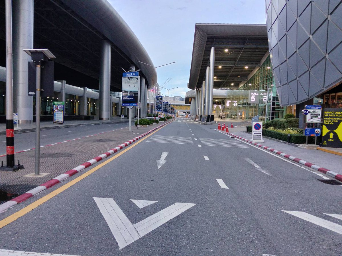 IMPACTVenue's tweet photo. สถานการณ์คลี่คลาย อัปเดตเส้นทางมา "อิมแพ็ค เมืองทองธานี" ปลอดภัย การเดินทางสะดวก

โดยมีอัปเดตเส้นทางแนะนำเพื่อเดินทางสู่ อิมแพ็ค เมืองทองธานี ดังนี้
1. ถนนสิริมงคล ตลอดแนว (ถนน P1) 
2. ทางด่วน
📍 ทางด่วนขึ้น-ลง เมืองทองธานี
📍 ทางด่วนขึ้น-ลง ศรีสมาน
3. ถนนคลองประปา สามารถเข้า-ออก ได้ทั้งซอย 5 บาท / ระหว่างอาคารไพลิน 3 และ 4 (S18) / ซอยข้างโรงเรียนเซนต์ฟรังซีสเซเวียร์ เมืองทองธานี (S19)

⚠โปรดหลีกเลี่ยง ถนนบอนด์สตรีท ชั่วคราว เนื่องจากยังมีระดับน้ำท่วมขัง

#อิมแพ็คเมืองทองธานี 
#อีเวนต์เมืองทอง 
#งานนี้อิมแพ็ค