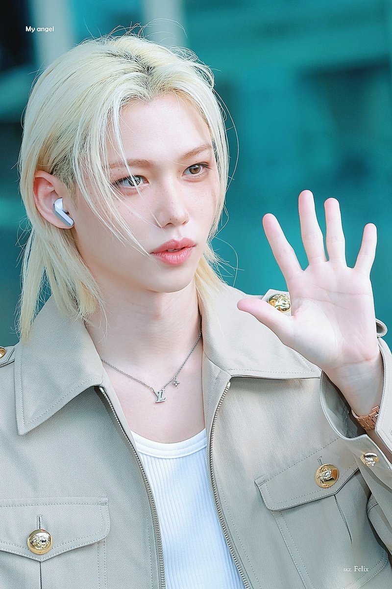 grrrrrrroooot's tweet photo. 어느새 눈앞으로 성큼 다가온 패윅!!! 

FELIX ICÔNE DE LA MODE
#FELIXxLVSS27 #FELIX 
@LouisVuitton https://t.co/F5Rdm96X1R