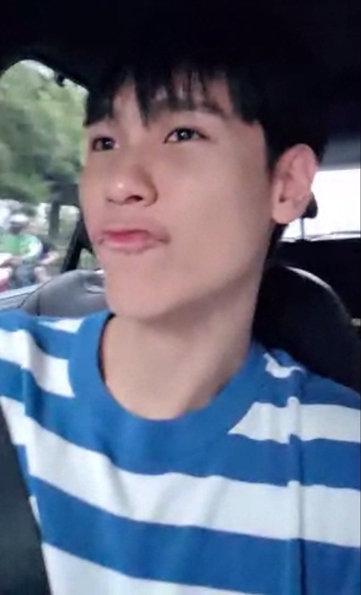 ninnn_c's tweet photo. 🐱 : วันนี้นั่งรถมาทำงานครับผม 

🗣️ : ใช่ๆ วันนี้นั่งรถสูงนิดนึง แต่ก็ออกจากบ้านได้

🐱 : ออกได้คับเพราะว่าเขาเข้าไปรับ 

“ น้ำเสียง ท่าทาง แววตา ” พูดเลยไม่เผื่อใจ เขา คนนั้นคือ ( จูเนียร์ ปณชัย )  🥺😭

MARKJRTN 1ST LIVE DRALLY

​#DrAllyfirstlivexMark 
#DrAllyxMark https://t.co/ZGugn8KVNW