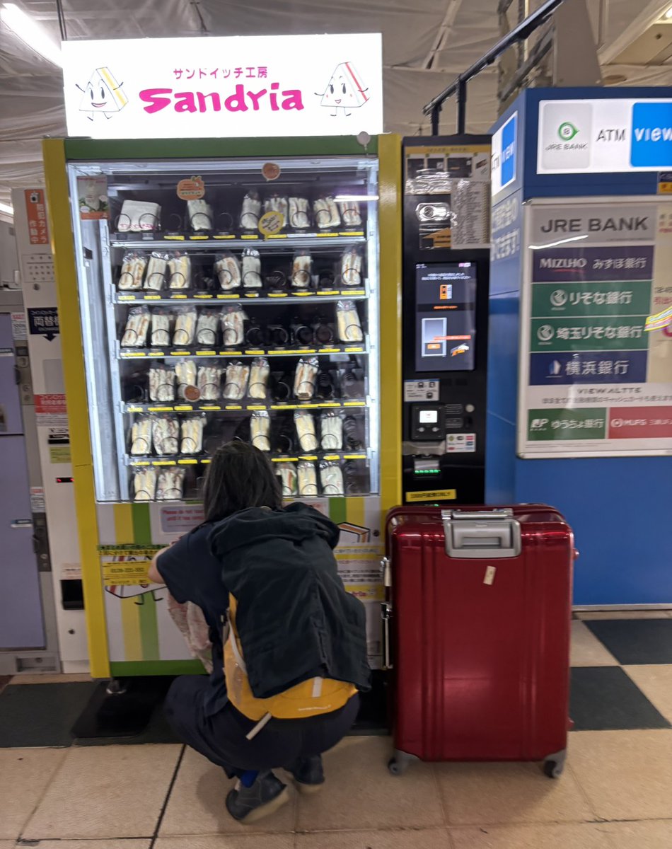 kotton105910's tweet photo. 札幌駅にあるサンドリアの自販機、2台で1日約2,200個・売上70万円弱もいってるんだって！😀（けいざいナビ調べ）
最初は故障も多かった印象だけど、最近はしっかり安定して稼働してる感じですね🥪✨ 
札幌駅で手軽に買えるの本当ありがたい…！
#サンドリア #札幌駅 https://t.co/nmGW32K0Mj