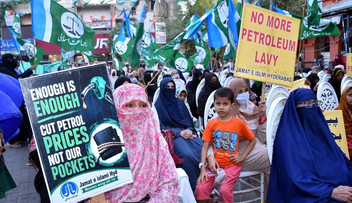 SumayyaNabeel's tweet photo. جماعت اسلامی ضلع حیدرآباد دھرنے کے35 ویں دن حلقہ خواتین حیدرآباد کے تحت جلسہ عام سے محترم لیاقت بلوچ صاحب نائب امیر جماعت اسلامی پاکستان خطاب کر رہے ہیں ۔
LevyBhattaNaManzoor# https://t.co/6DDODuqp5c
