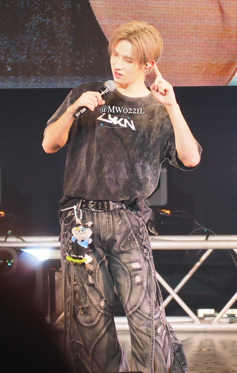 Mw0221l's tweet photo. 可愛いHONG君🩷
お目めキュルキュル🥹のHONG君🩷めちゃくちゃ可愛い🤤
最後は発光しちゃっていますがなんせHONG君🩷が輝いてるから🤭

#LYKNDuskAndDawnxOsaka
#hongshihoshi https://t.co/mtlPPDor4G