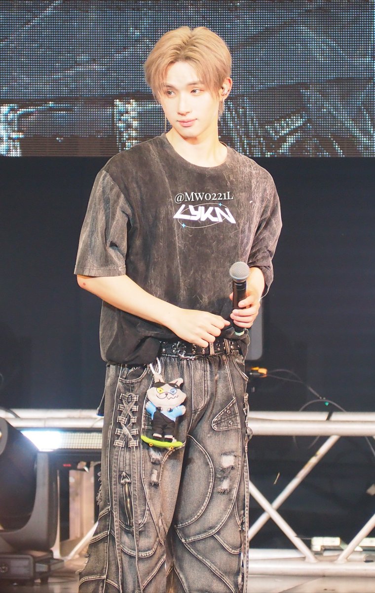Mw0221l's tweet photo. 可愛いHONG君🩷
お目めキュルキュル🥹のHONG君🩷めちゃくちゃ可愛い🤤
最後は発光しちゃっていますがなんせHONG君🩷が輝いてるから🤭

#LYKNDuskAndDawnxOsaka
#hongshihoshi https://t.co/mtlPPDor4G
