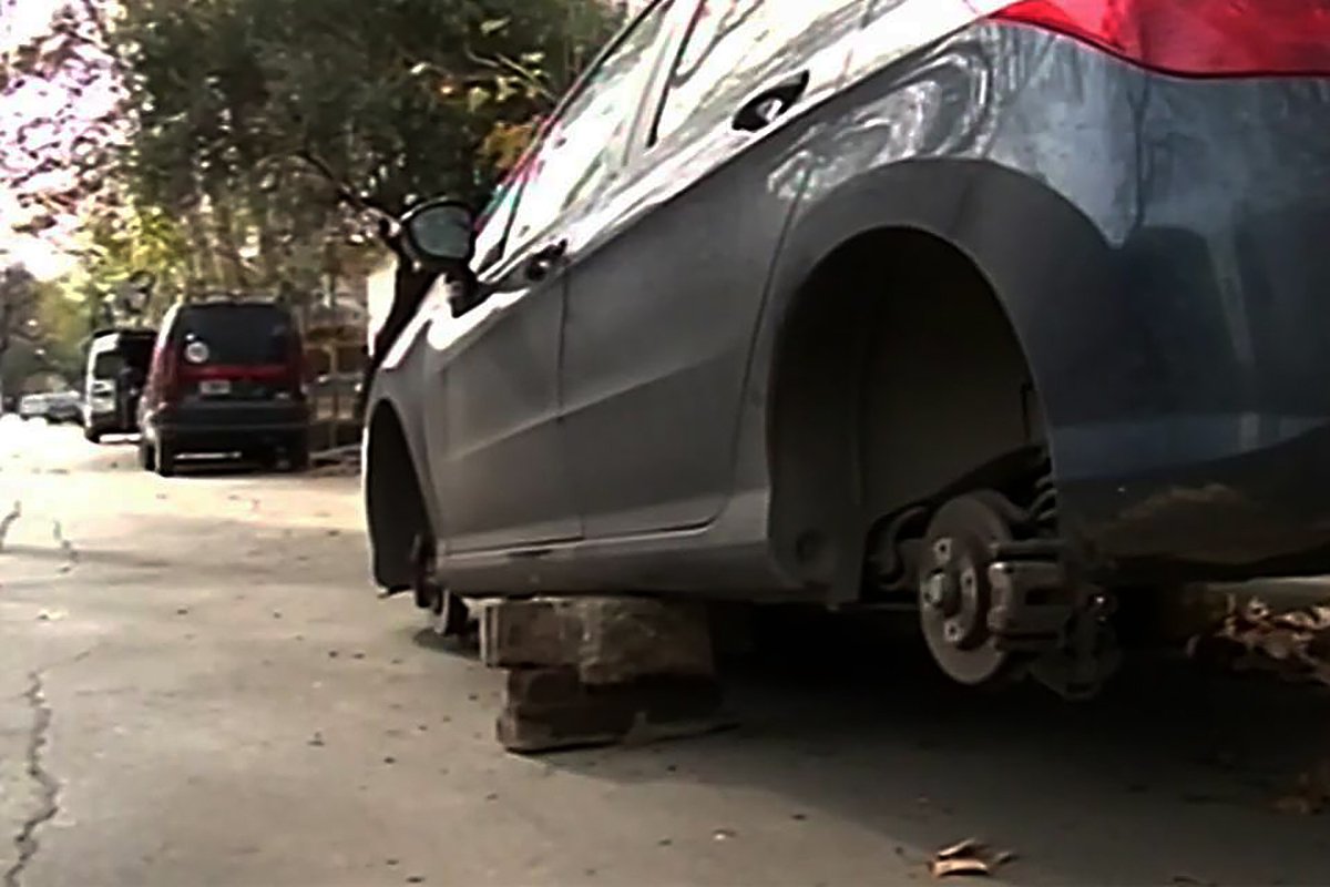 guielopez's tweet photo. Cae 40% el robo de cubiertas  de autos.
Por la apertura económica no hay restricción en la cantidad de cubiertas para autos y se eliminó el exceso de demanda del producto, lo cual era cubierto en parte con el mercado negro (otra parte era cambiar las gomas en PY o CHI). Por ende también cae el robo. ¿Cuánto? 40% dicen desde APAS (Productores de Seguros). @Cadena3Com