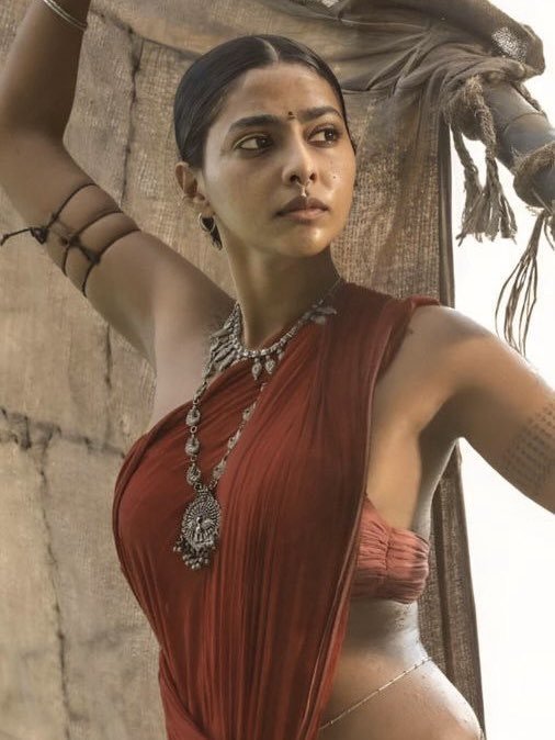 vijayrants's tweet photo. Ivanga rendu peruku thaan badass face card , body card ellam pakkava irukuu

Part 1 la 
DUSKY Mallu Katta
aishwarya lekshmi boat scenes🌚😋 

Part 1 &amp; 2 la 
IYER MAAMI
Maami ah antha kaalathu dress la paatha odane control panna mudila😫❤️😋

So maami thaan ennaikum PS la❤️😋🌚 https://t.co/HDgTkystcI