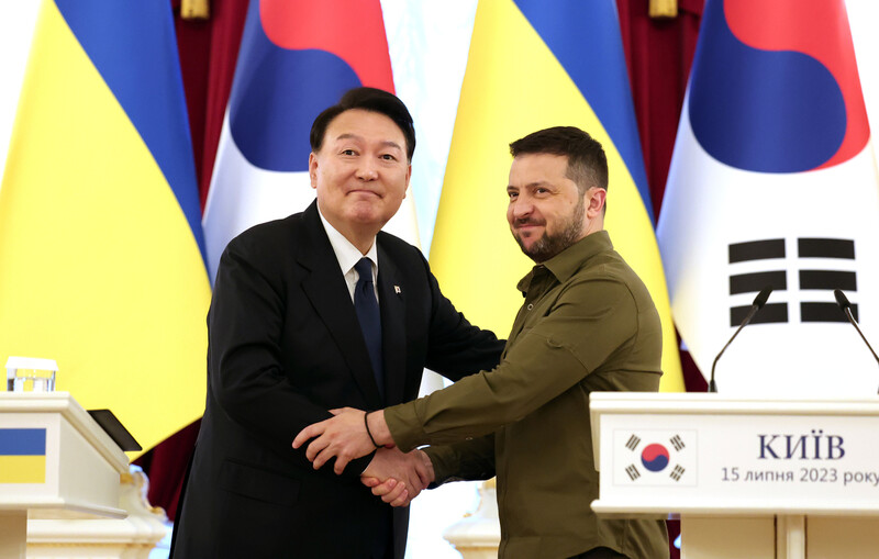 KoreansWithIL's tweet photo. 🇺🇦🇰🇷Шановні громадяни України,

Я кореєць. Хочу щиро вибачитися за образливі слова президента Лі Чже Мьона на адресу президента Зеленського та України.

Це не позиція корейського народу. Лі Чже Мьон не є легітимним президентом. Він прийшов до влади внаслідок фальсифікованих виборів за участі Комуністичної партії Китаю. Справжній президент Кореї — Юн Сок Йоль — уже рік утримується в одиночній камері. 3 грудня 2024 року він запровадив воєнний стан, щоб викрити злочини китайської компартії, яка проникла в Корею. Після цього депутати Демократичної партії усунули його з посади, а в червні 2025 року внаслідок фальсифікованих виборів президентом став Лі Чже Мьон. Докази того, що громадяни Китаю незаконно приїжджали до Кореї й голосували, збереглися досі.

Багато корейців щиро вдячні президенту Зеленському за те, що він направив північнокорейських полонених до Південної Кореї. Якби їх відправили на Північ, їх було б страчено.

Лі Чже Мьон нападає на президента Зеленського з двох причин.

По-перше, він, імовірно, хотів таємно відправити двох північнокорейських полонених назад на Північ, не повідомивши про це південнокорейський народ. У 2019 році колишній президент Мун Чже Ін — людина дуже схожа на Лі Чже Мьона і шпигун Китая та Північної Кореї — звинуватив утікача з Півночі в серійних убивствах і відправив його назад. Той чоловік опирався до останнього, але його зв’язали, закрили очі й передали північнокорейським військовим. За кілька днів його вбили пострілом з гармати. Багато хто в Кореї вважає, що Лі Чже Мьон хотів зробити те саме, бо озирається на Пхеньян. Заява президента Зеленського зруйнувала цей план — саме тому він так люто нападає на Україну.

По-друге, якщо північнокорейські солдати дізнаються, що в Південній Кореї їх приймають, армії КНДР і Росії серйозно ослабнуть. Вони пішли на війну не з власної волі. Режим Кім Чен Ина тримає їхні родини в заручниках і продав їхні життя за російські гроші. Полон для них — державна зрада. Якщо вони не підірвуть себе, сім’ю знищать. Але щойно стане відомо, що двох полонених прийняли на Півдні, дедалі більше солдатів тікатимуть з фронту. Тоді ослабне північнокорейське військо, і зросте ймовірність поразки Росії. Лі Чже Мьон уже має слабке місце перед Пхеньяном, тому боявся самого оприлюднення цього факту. Перед міжнародною спільнотою він нібито мусив би прийняти цих солдатів, але якщо Північна Корея і Китай дізнаються, що саме він їх прийняв, його можуть убити ті, кого він вважає своїми господарями. Коли Україна це оприлюднила, депутати Демократичної партії почали звинувачувати Україну: мовляв, «ми цього не хотіли». Вони вважають, що лише так уникнуть погроз з боку Китаю і Північної Кореї на кшталт: «Ми розкриємо, як допомогли тобі на виборах» або «ми розкриємо незаконні перекази південнокорейських податків до Північної Кореї».

Будь ласка, не звертайте уваги на слова цього нелегітимного президента та депутатів, які діють в інтересах Китая і Північної Кореї. Як громадянин Кореї я щиро прошу вибачення. Вони хочуть відірвати Корею від вільних країн, ізолювати її і віддати китайській компартії.

Справжній президент Кореї — Юн Сок Йоль. У нас щодня тривають акції з вимогою імпічменту Лі Чже Мьона і повернення президента Юна. Рейтинг Лі Чже Мьона зараз трохи вищий за 10 відсотків. Навіть ця цифра, на нашу думку, є результатом маніпуляцій під впливом Китая.

Президент Юн Сок Йоль від 2022 року надавав Україні гуманітарну допомогу на суму близько 100 мільйонів доларів, а також бронежилети, каски та інше спорядження, яке рятує життя. Тієї ж зими чартерними рейсами було доставлено дитячі вакцини, медичне обладнання та генератори.

15 липня 2023 року він особисто приїхав до України під час війни, зустрівся з президентом Зеленським і вшанував пам’ять загиблих у Бучі та Ірпені. Тоді він оголосив Ініціативу миру та солідарності з Україною: збільшив гуманітарну допомогу до 150 мільйонів доларів, пообіцяв обладнання для розмінування, карети швидкої допомоги, фонд відбудови та стипендію імені Юн Сок Йоля і Зеленського. У вересні на саміті G20 він оголосив про додаткові 300 мільйонів доларів на 2024 рік і довгострокову підтримку відбудови на суму понад 2 мільярди доларів.

У 2024 році ці обіцянки було виконано. Внесок Кореї до трастового фонду НАТО для України мали подвоїти, а Експортно-імпортний банк Кореї надав кредит на 100 мільйонів доларів. Отримання цих коштів підтвердив прем’єр-міністр України. Після того як Північна Корея відправила війська до Росії, президент Юн особисто говорив із президентом Зеленським і прийняв у Сеулі українську делегацію на чолі з міністром оборони.

Саме так справжній президент Кореї ставився до України і до президента Зеленського.

Поки війна триває, новини з Південної Кореї могли змусити вас відчути себе самотніми. Це не так. Корейський народ вас не засуджує. Акаунти, які корейською мовою ображають вас у соцмережах, здебільшого належать китайським пропагандистським ботам.

Щиро дякую президенту Зеленському і народу України за те, що навіть у такій важкій ситуації ви направили північнокорейських солдатів до Південної Кореї і не дали північнокорейському режиму жорстоко їх стратити. Сподіваюся, президент Юн Сок Йоль якнайшвидше повернеться до влади, і відносини між Кореєю та Україною стануть ще міцнішими.

Я добре розумію, як важко вам і вашим родинам. Щиро молюся, щоб ви були в безпеці.