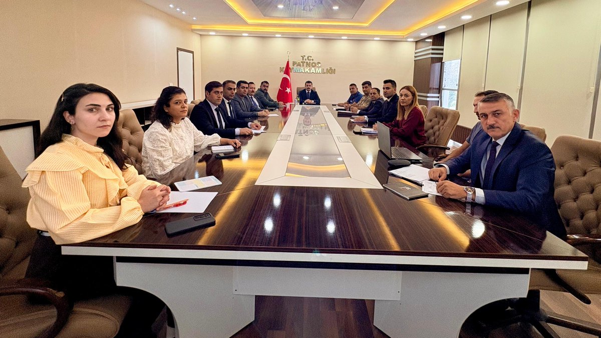 PatnosMEM's tweet photo. 📌 EĞİTİMDE GÜVEN VE HUZUR İÇİN ORTAK ADIM

Kaymakam Vekilimiz Sayın Ahmet COŞKUN başkanlığında; Cumhuriyet Başsavcı Vekili Sayın Emin Burak SÜREZLİ, Cumhuriyet Savcısı Sayın Hamza ÇAĞLAYAN, İlçe Millî Eğitim Müdürü Sayın Yüksel ZORLU ve ilgili kurum amirlerinin katılımıyla, “Eğitim Süreçlerinin Güvenliğine İlişkin Koruyucu ve Önleyici Tedbirlerin Artırılması” toplantısı gerçekleştirildi.

Toplantıda;

🔹 Proaktif Önlemler: Güncellenen iş birliği protokolü kapsamında risklerin önceden tespit edilmesi ve kriz aşamasına ulaşmadan gerekli tedbirlerin alınması,

🔹 Okul ve Taşıma Güvenliği: Okul çevrelerinde güvenliğin artırılması ve öğrenci servislerinin etkin şekilde denetlenmesi,

🔹 Risk Yönetimi: Öğrencilerimizi fiziksel, dijital ve psikososyal risklerden korumaya yönelik erken müdahale mekanizmalarının güçlendirilmesi,

🔹 Kurumsal İş Birliği: Protokolün ilçemizde eksiksiz uygulanması amacıyla kurumlar arası koordinasyon ve iş birliğinin güçlendirilmesi konuları ele alındı.

Çocuklarımızın güvenli, huzurlu ve sağlıklı bir ortamda eğitim alabilmeleri için tüm kurumlarımızla iş birliği ve koordinasyon içerisinde çalışmalarımızı kararlılıkla sürdürüyoruz. 🇹🇷

@tcmeb 
@tcagrivaliligi 
@agrimem 
@halukcakan12 
@patnos_004 
@YkselZorlu