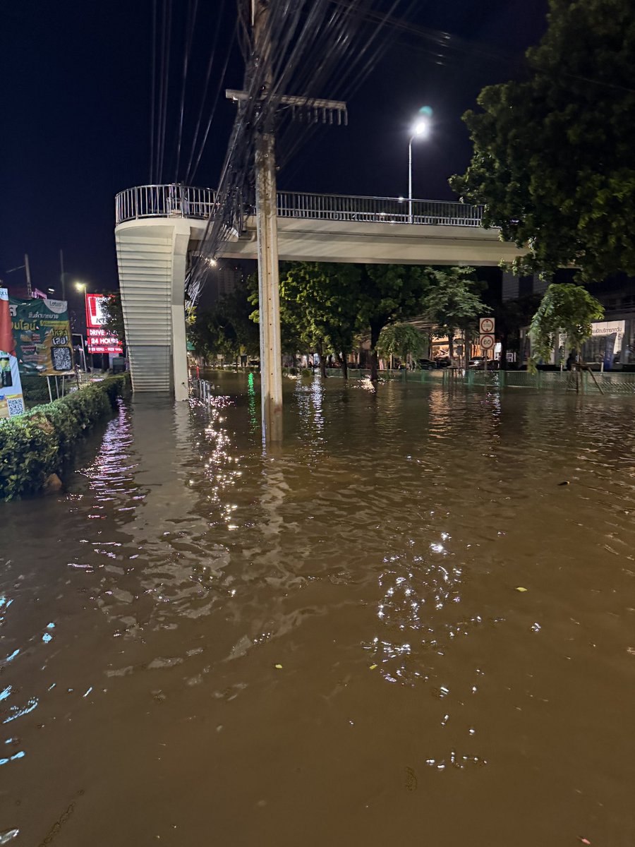 hargow888's tweet photo. ถนนพัฒนาการตายจริง ใครก็ได้ช่วยด้วย ผ่านมา 4 วันแล้วน้ำยังไม่ลดเลย กรุงเทพชั้นนอกก็มีหัวใจนะพี่😭😭😭😭😭😭😭

@bangkokbma https://t.co/7oRDj0mvom