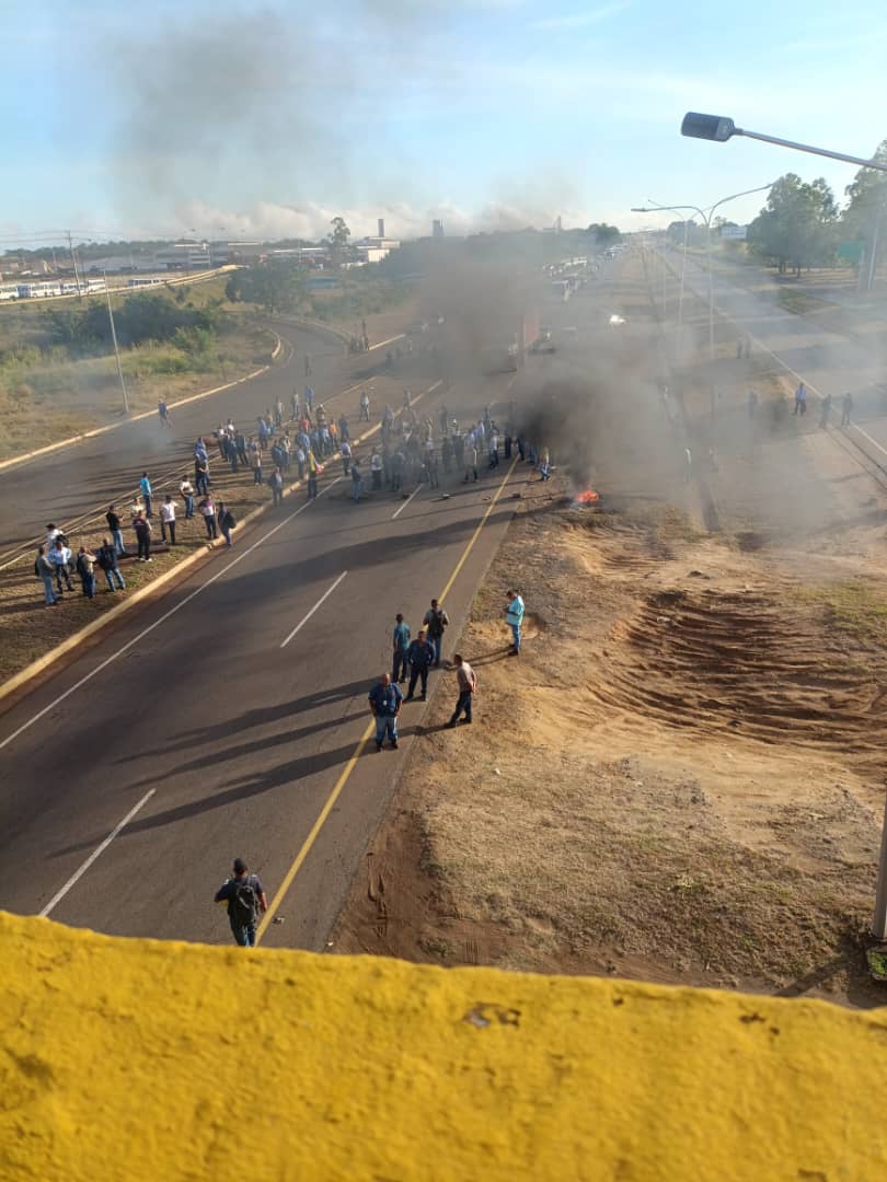 ventebolivar's tweet photo. Los trabajadores de Guayana dijeron basta. Se vendieron 15.000 toneladas de aluminio en Venalum, más de 50 millones de dólares, y no hay pago de deudas, transporte ni proveedores. Lo denuncia Fernando Serrano, secretario de Trabajo y Reclamos de CVG Venalum. #VenteBolivar https://t.co/sTDNWjld3w