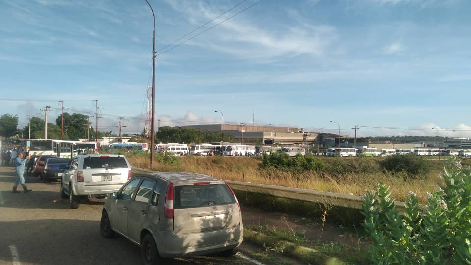ventebolivar's tweet photo. Los trabajadores de Guayana dijeron basta. Se vendieron 15.000 toneladas de aluminio en Venalum, más de 50 millones de dólares, y no hay pago de deudas, transporte ni proveedores. Lo denuncia Fernando Serrano, secretario de Trabajo y Reclamos de CVG Venalum. #VenteBolivar https://t.co/sTDNWjld3w
