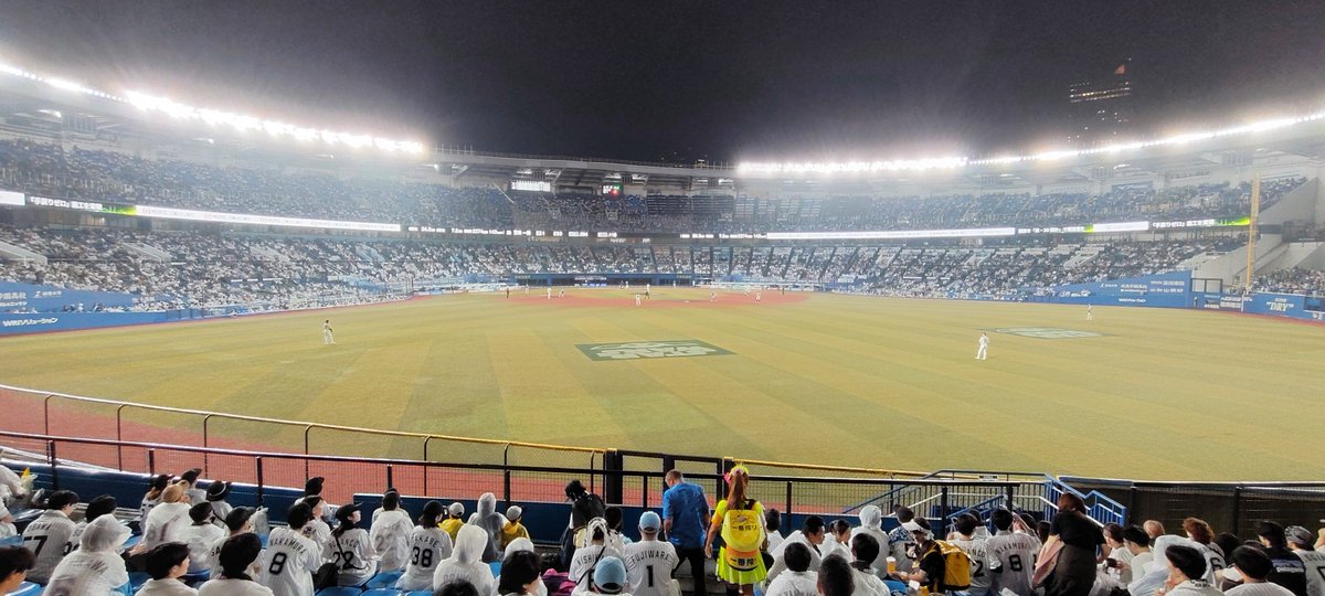 MarineWinners's tweet photo. 小雨の中マリーンズ対ファイターズはボロ負け。四死球が10はいかん。本来ホームのロッテがやる野球を日本ハムにやられた感じ。最後山口が一発打ってくれたのが救いでしたね！

#chibalotte #千葉ロッテマリーンズ #ZOZOマリンスタジアム https://t.co/nz3szbkPT4