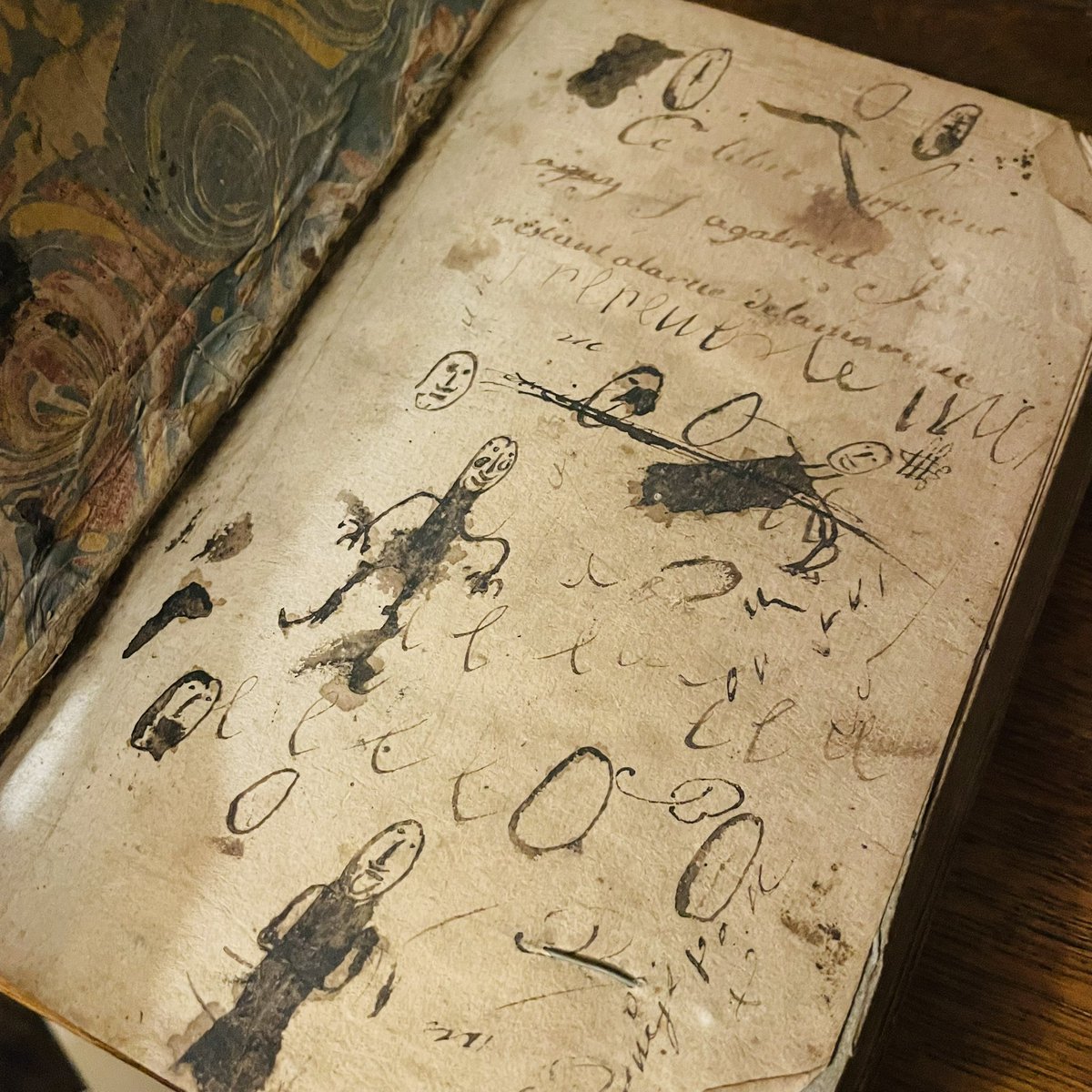 LECURIOarts's tweet photo. 個人的に研究している薬学分野の18世紀の古書を入手したのですが、前所有者が見開きにカオナシ的なキャラクターの練習跡を残していてそれどころではない… https://t.co/Cb26uYdMb2