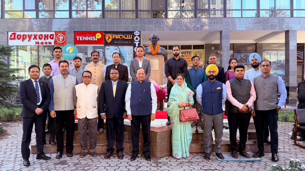 IndEmbDushanbe's tweet photo. Hon’ble MPs Shri Arun Singh (#RajyaSabha) and Smt. Smita Uday Wagh (#LokSabha) paid floral tributes at the bust of Mahatma Gandhi in Dushanbe. 

They were joined by Ambassador @UikaRajesh and officials of the Embassy of India.

****

Вакилони муҳтарами Парлумони Ҳиндустон ҷаноби Арун Сингҳ (#RajyaSabha) ва хонум Смита Удай Вагҳ (#LokSabha) дар назди нимпайкараи Маҳатма Гандӣ дар Душанбе гулчанбар гузоштанд.

Онҳоро Сафири Ҳиндустон ҷаноби Рачеш Уике ва кормандони Сафорати Ҳиндустон ҳамроҳӣ карданд.

@LokSabhaSectt
@Rajyasabhasectt
@sansad_tv
@IndianDiplomacy
@MeaIndia
@iccr_tajikistan 

#IndiainTajikistan #IndianDiplomacy #MahatmaGandhi