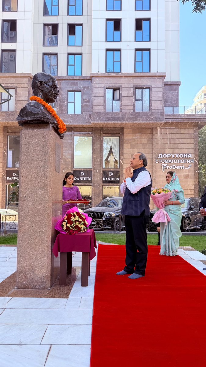 IndEmbDushanbe's tweet photo. Hon’ble MPs Shri Arun Singh (#RajyaSabha) and Smt. Smita Uday Wagh (#LokSabha) paid floral tributes at the bust of Mahatma Gandhi in Dushanbe. 

They were joined by Ambassador @UikaRajesh and officials of the Embassy of India.

****

Вакилони муҳтарами Парлумони Ҳиндустон ҷаноби Арун Сингҳ (#RajyaSabha) ва хонум Смита Удай Вагҳ (#LokSabha) дар назди нимпайкараи Маҳатма Гандӣ дар Душанбе гулчанбар гузоштанд.

Онҳоро Сафири Ҳиндустон ҷаноби Рачеш Уике ва кормандони Сафорати Ҳиндустон ҳамроҳӣ карданд.

@LokSabhaSectt
@Rajyasabhasectt
@sansad_tv
@IndianDiplomacy
@MeaIndia
@iccr_tajikistan 

#IndiainTajikistan #IndianDiplomacy #MahatmaGandhi