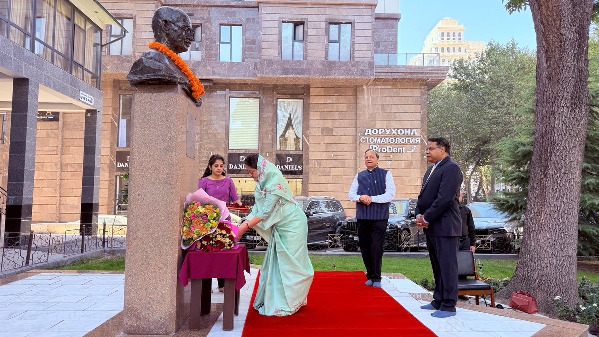 IndEmbDushanbe's tweet photo. Hon’ble MPs Shri Arun Singh (#RajyaSabha) and Smt. Smita Uday Wagh (#LokSabha) paid floral tributes at the bust of Mahatma Gandhi in Dushanbe. 

They were joined by Ambassador @UikaRajesh and officials of the Embassy of India.

****

Вакилони муҳтарами Парлумони Ҳиндустон ҷаноби Арун Сингҳ (#RajyaSabha) ва хонум Смита Удай Вагҳ (#LokSabha) дар назди нимпайкараи Маҳатма Гандӣ дар Душанбе гулчанбар гузоштанд.

Онҳоро Сафири Ҳиндустон ҷаноби Рачеш Уике ва кормандони Сафорати Ҳиндустон ҳамроҳӣ карданд.

@LokSabhaSectt
@Rajyasabhasectt
@sansad_tv
@IndianDiplomacy
@MeaIndia
@iccr_tajikistan 

#IndiainTajikistan #IndianDiplomacy #MahatmaGandhi