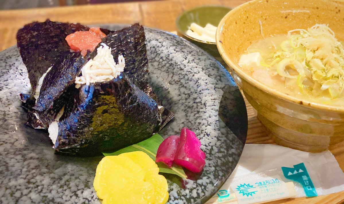 yellowviolet_fa's tweet photo. おにぎり…というか米が本当に美味しくて、画像編集しながらロスで泣きそうになるくらい…😢写真撮れてないけど、別で試飲で気に入った日本酒を何本かお土産に買ったので、お家で大事に飲んで、おにぎりロスをポン酒で埋めたい所存🍶また来るねェ〜 https://t.co/ogWGNX6CRW