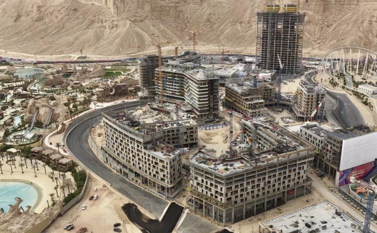 SaudiProject's tweet photo. تتواصل الأعمال في #الحي_الحيوي بمدينة #القدية، حيث تتشكل منطقة متكاملة تضم 15 فندقًا ومجموعة من المطاعم والمتاجر والمساحات العامة، على مقربة من وجهات رئيسية بينها Six Flags وأكواريبيا https://t.co/J7OmP4mHd8