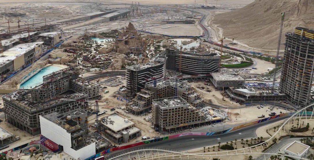 SaudiProject's tweet photo. تتواصل الأعمال في #الحي_الحيوي بمدينة #القدية، حيث تتشكل منطقة متكاملة تضم 15 فندقًا ومجموعة من المطاعم والمتاجر والمساحات العامة، على مقربة من وجهات رئيسية بينها Six Flags وأكواريبيا https://t.co/J7OmP4mHd8