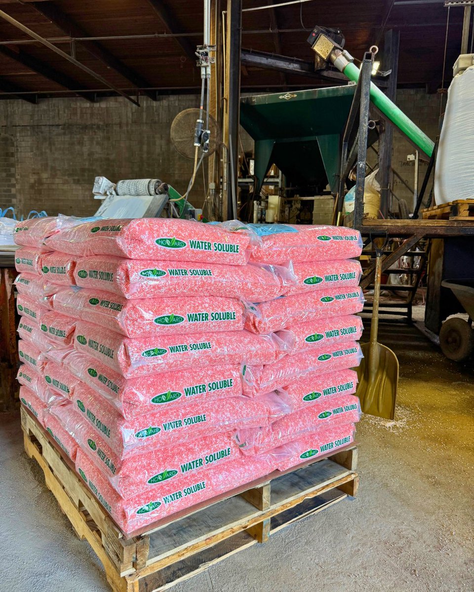 HowardFert's tweet photo. Made to mix. Built for flexibility. Water-soluble fertilizers are designed to dissolve in water, allowing nutrients to be applied through compatible irrigation or spray systems. With a variety of formulations available, they offer another flexible way to deliver plant nutrition. https://t.co/9smcJ7ZDlB