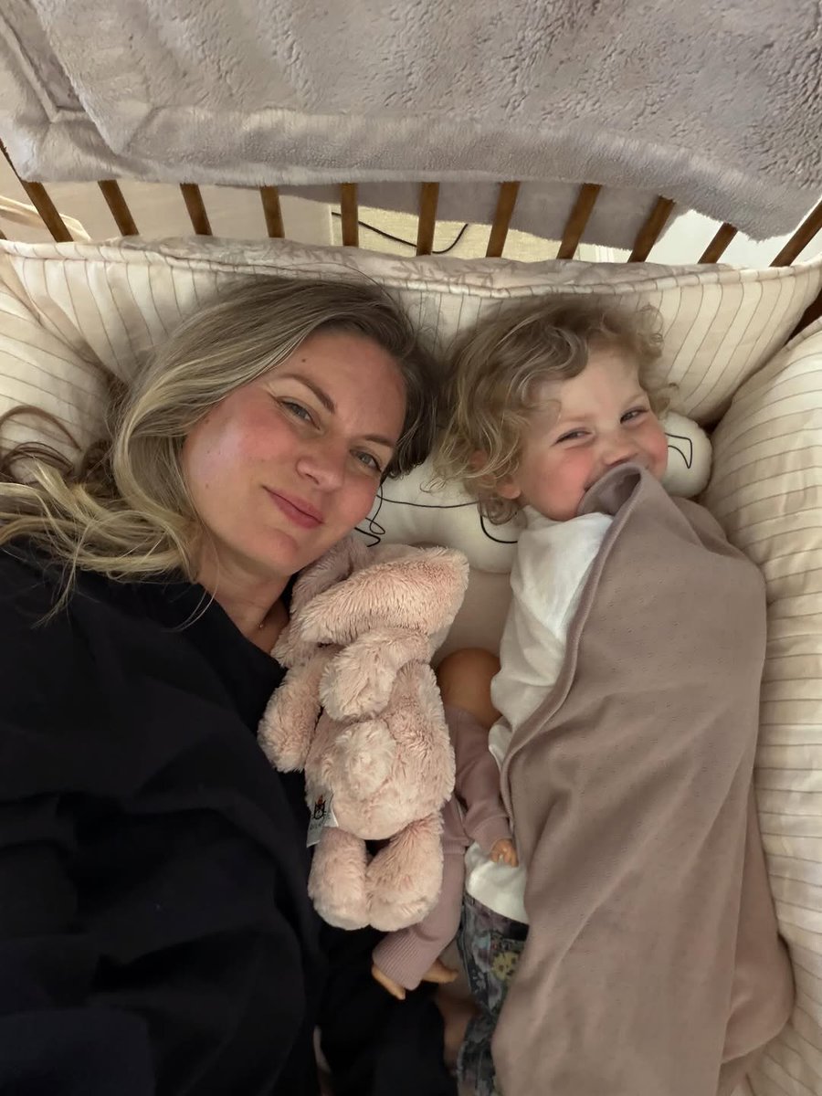 essentially17cu's tweet photo. d the opportunity to reinvent yourself and your life, over and over again.

1. Farrah asks me to “lay by me” in her crib sometime... https://t.co/BNMVfHh4DA