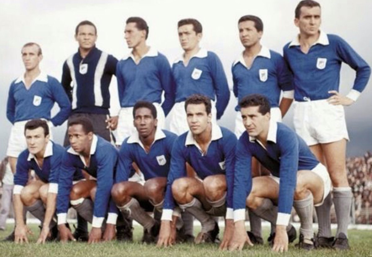 eldoctorpelaez's tweet photo. MILLONARIOS CAMPEÓN 1964. Arriba izq/ de: Donald Pereira (Bra), Senén Mosquera, Almir Da Silva (Bra), Ricardo”pibe” Díaz, Roberto Torres, Oscar Jamardo (Arg). Abajo izq/de: Pedro Gando (Ecuador), Marino Klinger, Delio “maravilla” Gamboa, Silvio Farias (Bra), Rubén Pizarro (Arg) https://t.co/cqvfFr9emK